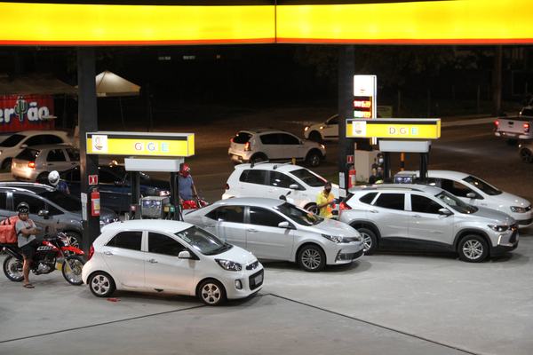 Postos da PB têm filas após alta anunciada da gasolina
