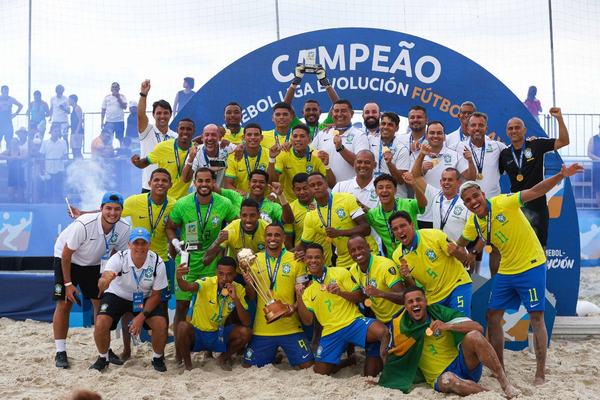 Futebol de areia é a bola da vez