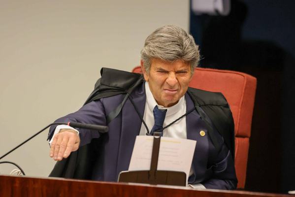 Fux vota por absolvição de Bolsonaro