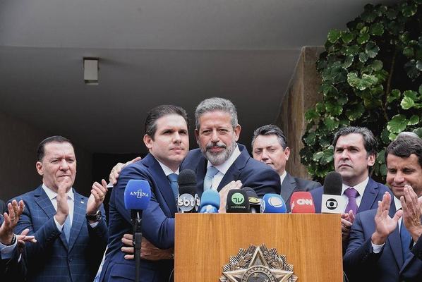 Lira formaliza apoio a Hugo Motta