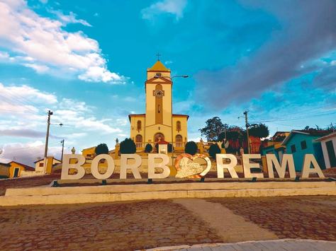 1-igreja-nossa-senhora-do-carmo-construida-em-1922-atras-do-letreiro-que-da-nome-a-cidade_-albanisa-assuncao.jpg