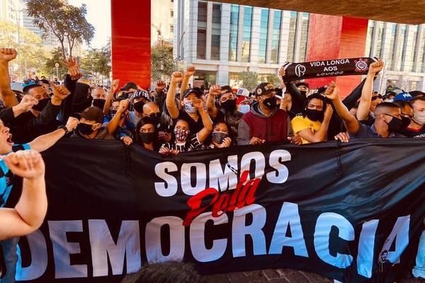 ESPORTES: Torcidas contra o fascismo