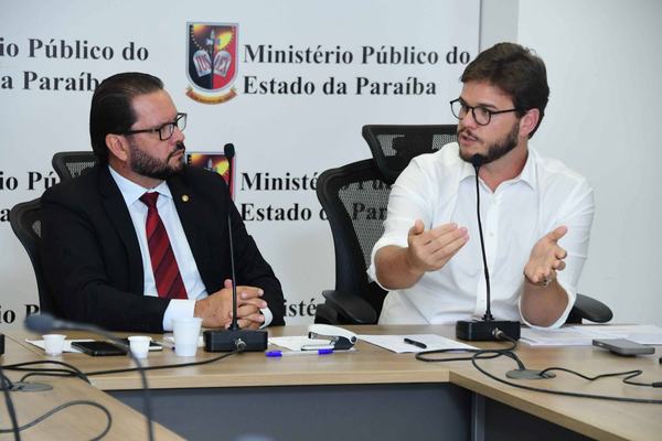 Despejos ilegais poluem Açude Velho