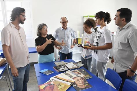 2023-05-09-epc-doacao-de-livros-ete-artes-roberto-guedes-285.jpg