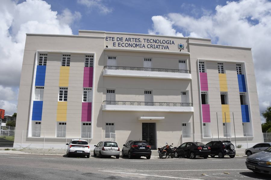 2023-05-09-epc-doacao-de-livros-ete-artes-roberto-guedes-455.jpg
