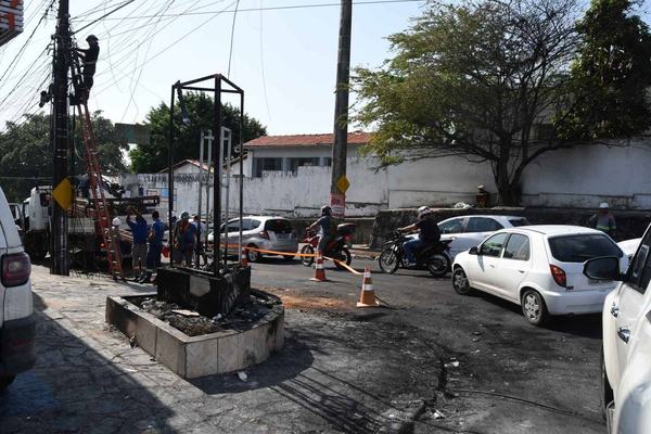 Polícia investiga incêndio em ônibus