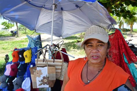 2024-01-09_vendedores-na-praia_maria-da-graca-c-roberto-guedes-35.jpg
