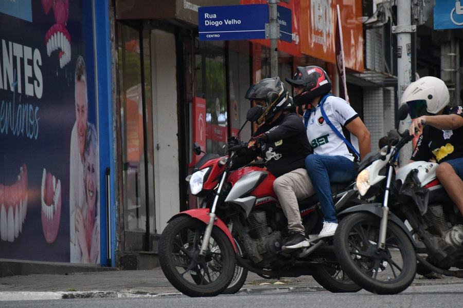2024-08-20-motociclista-com-smartphone-c-carlos-rodrigo-76.jpg