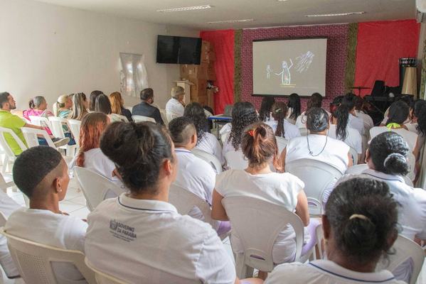 Filme sobre reintegração é exibido em presídio