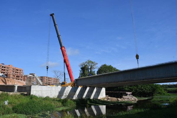 Começa o içamento das vigas de ponte na capital