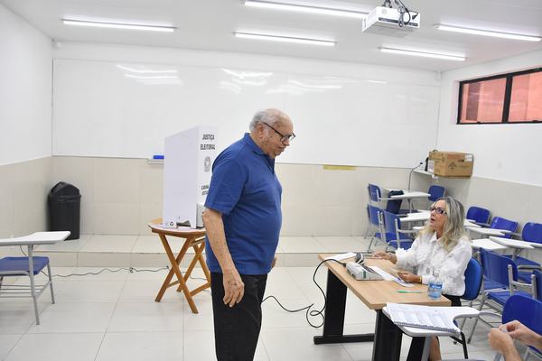 Eleitores idosos não abrem mão de participar das eleições