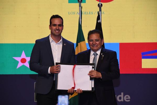 Adriano Galdino toma posse como governador interino