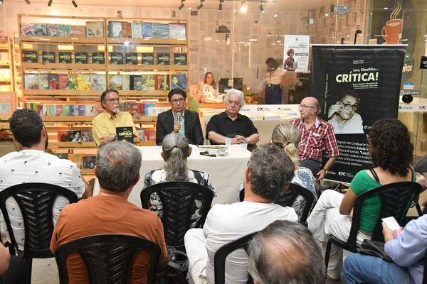 Coletânea de críticas de Linduarte Noronha é lançada na capital