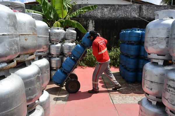 Procon-JP registra diferença de R$ 30 no preço do botijão de 13 kg do gás de cozinha