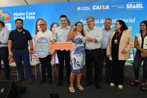 2025-04-01-ministro-e-gov-entrega-de-moradia-vista-da-colina-c-leonardo-ariel-28.jpg