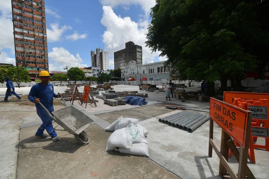 2025-04-03-obras-em-andamento-c-leonardo-ariel-1-conto-cem-reis.jpg