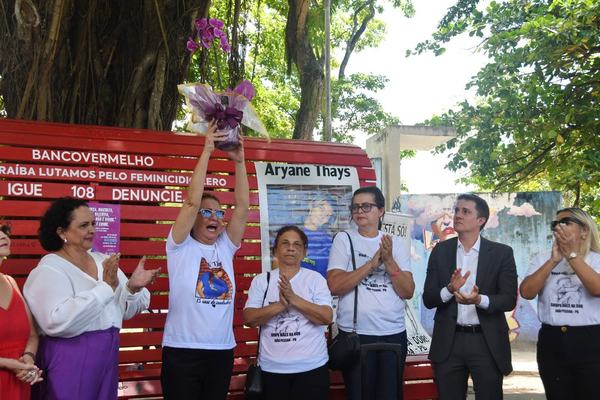 Ato em memória de Aryane Thaís reúne autoridades na capital