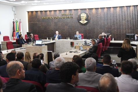 2025-04-23_tce-julgamento-alanna-galdino-c-roberto-guedes-10.jpg