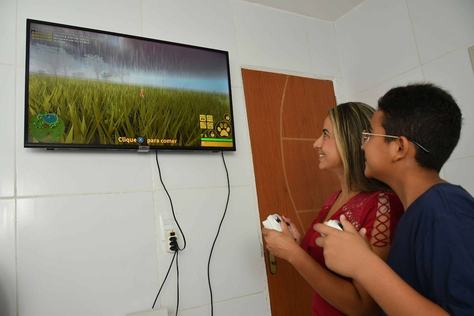2025-05-08-familia-e-convivio-com-as-telas-c-leoanrdo-ariel-4-jaionara-marinho-e-arthur.jpg