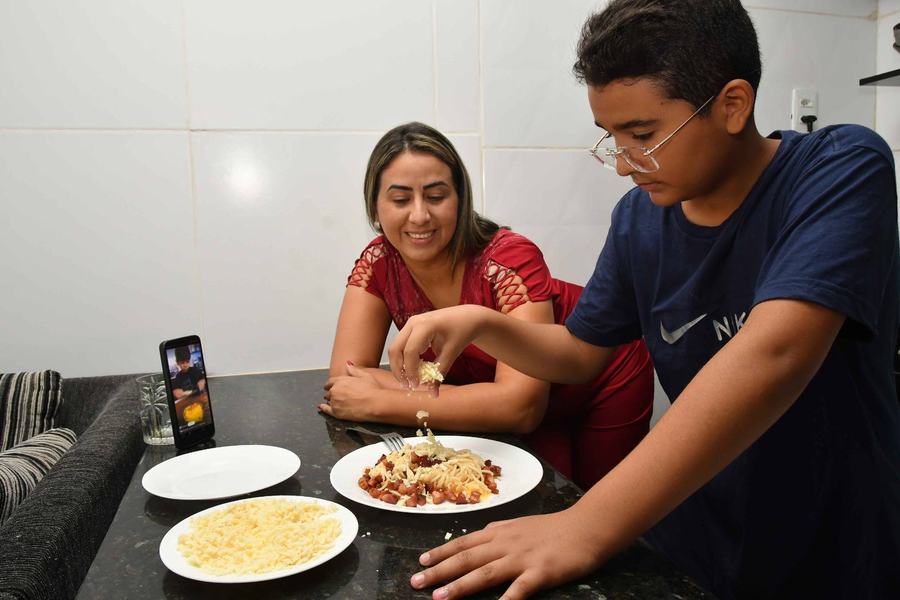 2025-05-08-familia-e-convivio-com-as-telas-c-leoanrdo-ariel-6-jaionara-marinho-e-arthur.jpg