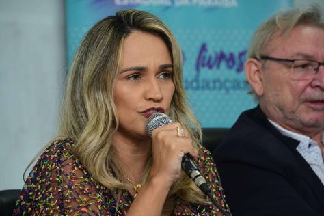 2025-06-10-seminario-30-anos-eduepb-geysa-flavia-diretora-da-editora-ufpb-c-julio-cezar-peres-20.jpg