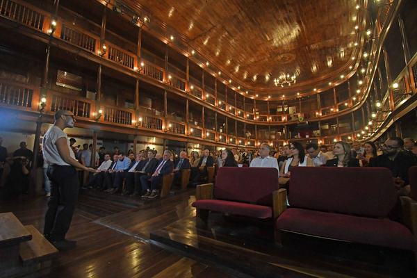 João reinaugura o Teatro Santa Roza
