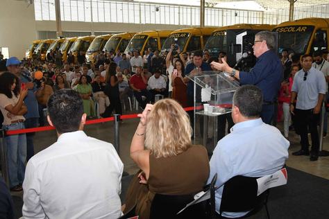 2025-09-05-entrega-de-onibus-escolares-c-leonardo-ariel-2.jpg