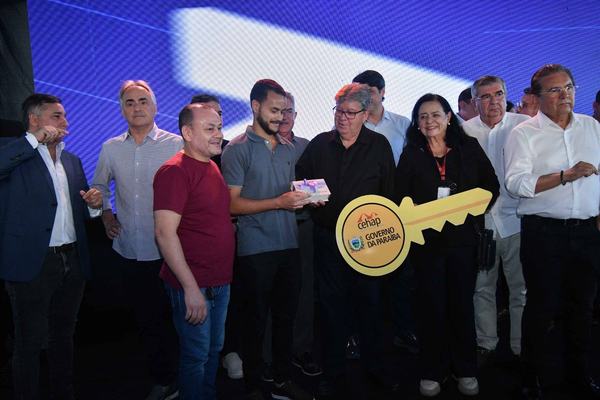 Governo entrega residencial popular