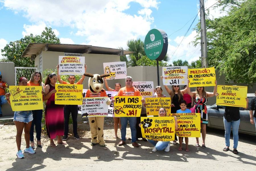 2025-10-16-protetores-de-animais-de-campina-grande-realizam-ato-publico-na-frente-do-centro-de-zoonoses-c-julio-cezar-peres-2.jpg
