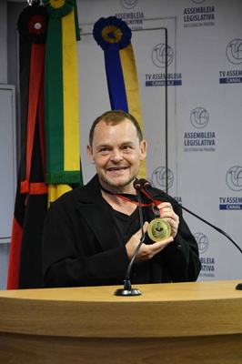 Assembleia concede medalha a ator