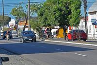 2025-10-22-motoqueiros-atravessam-canteiro-central-c-carlos-rodrigo-4.jpg