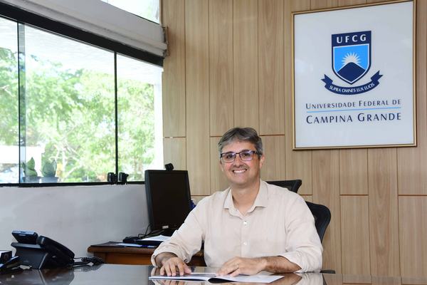 Novo reitor é empossado na UFCG