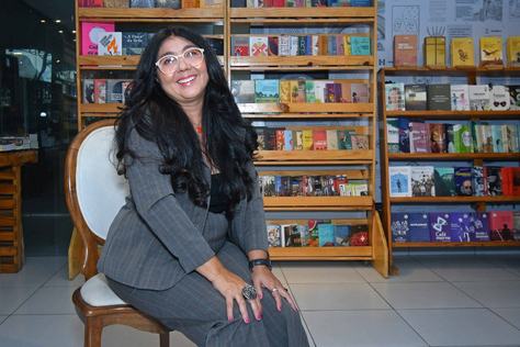 2026-03-02-escritora-sandra-raquew-c-carlos-rodrigo-3.jpg