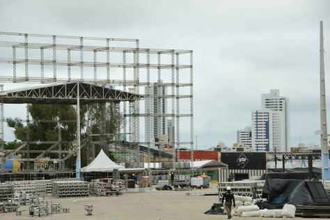 2026-05-12-montagem-do-parque-do-povo-c-julio-cezar-peres-1.jpg