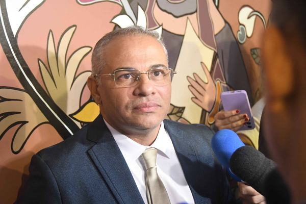 Evilásio exonera comissionados