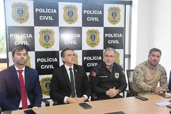 Delegado e dois agentes são presos