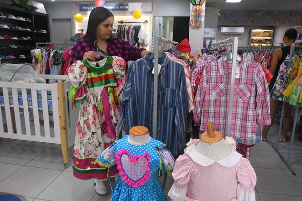 Brechós dão nova vida para as roupas juninas infantis