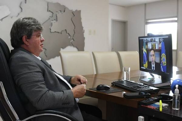 João Azevêdo discute cronograma de vacinação e credenciamento de leitos de UTI com presidentes do Senado e da Câmara