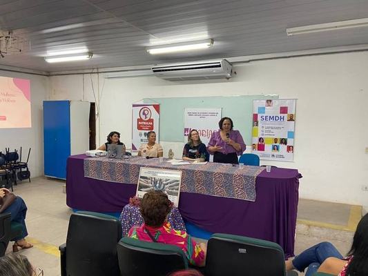 Mulheres atendidas por programa concluem curso sobre violência