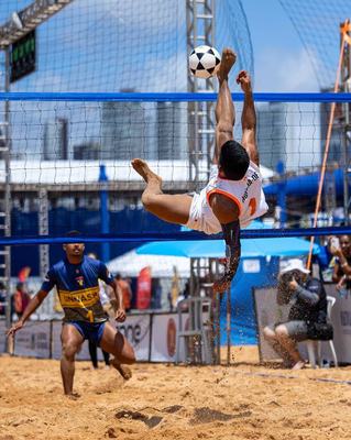 Disputas começam com o futevôlei