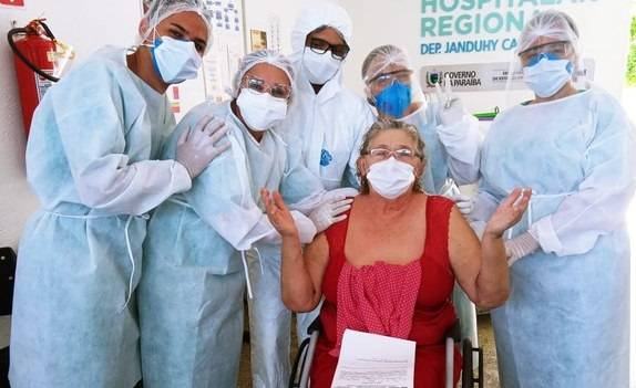 Pacientes com Covid-19 recebem alta e elogiam atendimento no Hospital de Patos