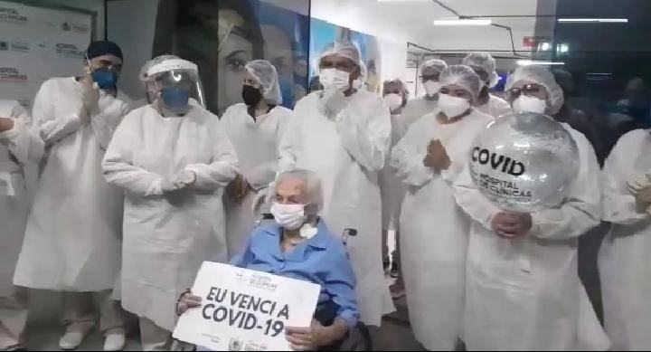 Com 98 anos, idosa recebe alta do Hospital de Clínicas após vencer a Covid-19 pela segunda vez