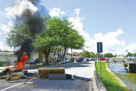 a-populacao-da-rua-vitoria-juntou-os-restos-dos-moveis-que-foram-danificados-e-interditou-a-avenida-deputado-eduardo-magalhaes-como-forma-de-protesto-julio-cezar-peres.jpg