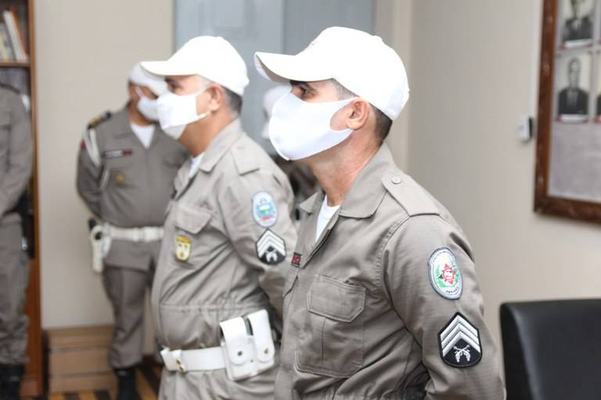 João Azevêdo promove policiais militares por ato de bravura