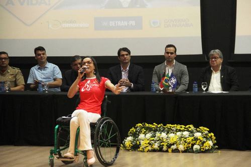 Carol Vieira, que ficou paralítica após sofrer um acidente, cantou a canção “Como Nossos Pais”