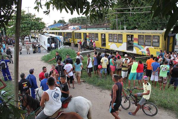 Acidente entre trem e ônibus deixa três mortos e sete feridos