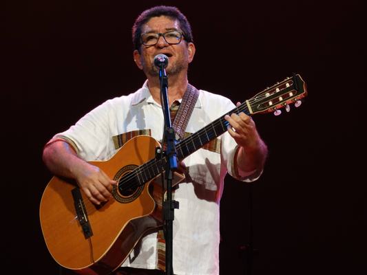 Adeildo Vieira faz seu retorno aos palcos