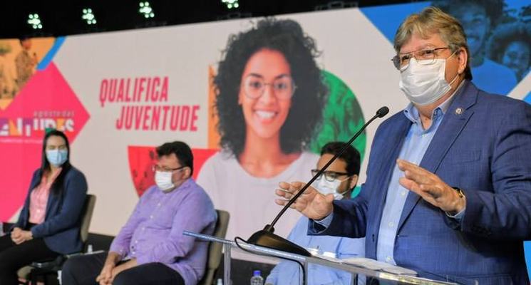 João Azevêdo lança programa de qualificação profissional em abertura do Mês da Juventude