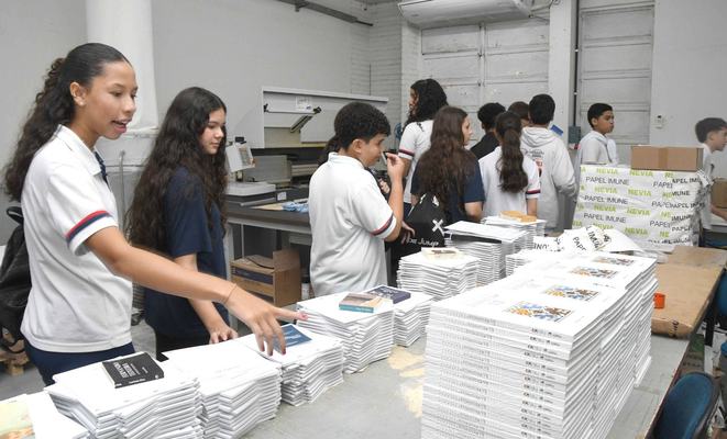 Estudantes do IE Colégio e Curso acompanham a produção do jornal
