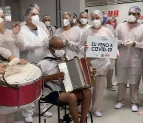 Ao som do forró, aposentado recuperado da Covid-19 sai do Hospital de Clínicas tocando sanfona